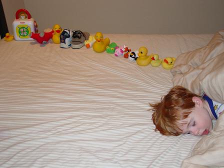 Datei:Autistic-sweetiepie-boy-with-ducksinarow.jpg