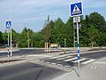 osmwiki:File:Fussgaengerueberweg an einem Kreisverkehrs-Bypass.jpg