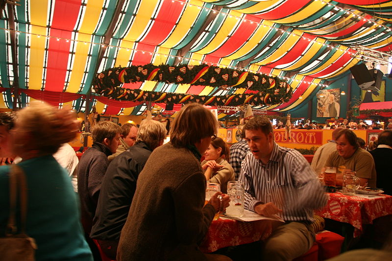 File:Im Hippodrom (Oktoberfest).jpg